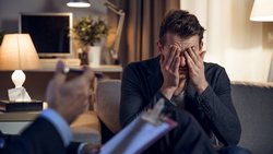 Psychologische Psychotherapeut:innen können seit dem 1. Juli 2022 zulasten der Grundversicherung auf ärztliche Anordnung hin selbständig und auf eigene Rechnung tätig sein.