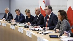 Conférence de presse à l'occasion de l'annonce de la reprise d'urgence du Credit Suisse par l'UBS, le 19 mars 2023 à Berne: Axel Lehmann, alors président du conseil d'administration du Credit Suisse, Colm Kelleher, président du conseil d'administration de l'UBS, la ministre des Finances Karin Keller-Sutter, l'ancien président de la Confédération Alain Berset, Thomas J. Jordan, alors président de la BNS, et Marlene Amstad, présidente de la Finma.