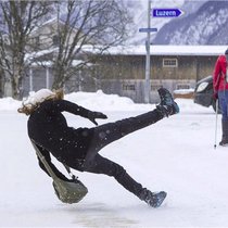 En Suisse, on recense chaque année environ 10 750 accidents dus à des chutes sur la neige ou la glace en hiver.