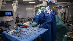 Le personnel d'un bloc operatoire, procedent a une transplantation d'organe apres avoir fait un prelevement sur un donneur vivant d'un rein, dans un bloc operatoire des Hopitaux Universitaires de Geneve (HUG).