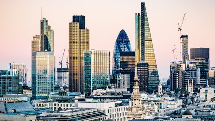 Blick auf die Hochhäuser des Finanzdistrikts in London.