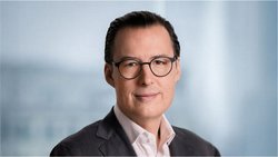 Philipp Rüede verfügt über mehr als zwei Jahrzehnte Erfahrung im Bank- und Rückversicherungsgeschäft.