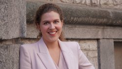 Dr. Franziska Höhne ist als Legal Counsel für ein biopharmazeutisches Unternehmen und parallel dazu als Anwältin tätig.