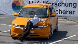 Fussgängerunfälle mit E-Autos passieren häufiger beim Anfahren, Rückwärtsfahren und Abbiegen.