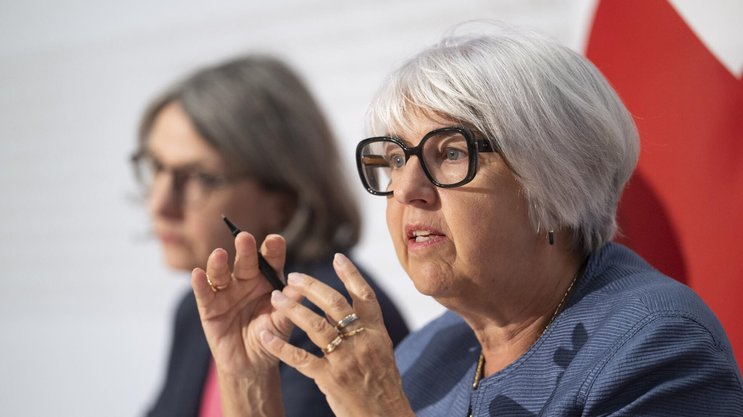 Martedì la consigliera federale Elisabeth Baume-Schneider, insieme alla direttrice dell’UFSP Anne Levy, illustrerà l’aumento dei premi dell’assicurazione malattia previsto per il 2027.