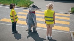 La mascotte Max rappelle aux enfants, de manière ludique, comment se comporter en toute sécurité dans la circulation routière.