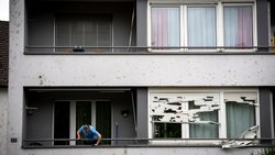 Zerstörte Rollläden und beschädigte Fassadenteile an einem Wohngebäude in Bülach ZH nach dem Hagelwetter vom Freitagvormittag. 