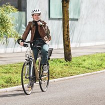 Les jeunes usagers de la route se laissent autant distraire par le port d'écouteurs que par l'utilisation de leur smartphone pendant le trajet à vélo.