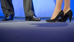 Frauen sind in oberen Kaderpositionen bislang immer noch weniger vertreten als Männer, obwohl es deutliche Fortschritte gibt.