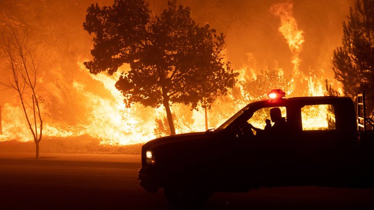 Kalifornien verzeichnet besonders oft heftige Waldbrände. Das wirkt sich auf die Prämien von Hausratsversicherungen aus.