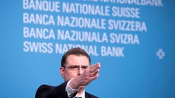 Die expansive Geldpolitik der Schweizerischen Nationalbank SNB (Bild: SNB-Präsident Thomas Jordan) hat schon vor der Corona-Pandemie zu einer Liquiditätsschwemme geführt und die Zinsen nach unten gedrückt.