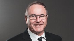 Hanspeter Konrad war bis Ende August 2023 Direktor des Schweizerischen Pensionskassenverbandes Asip. Er leitete den Verband 19 Jahre lang.