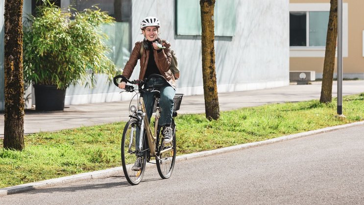 Les jeunes usagers de la route se laissent autant distraire par le port d'écouteurs que par l'utilisation de leur smartphone pendant le trajet à vélo.