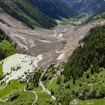 Derrière le cône de déjection d'environ deux kilomètres de long qui a enseveli le village de Blatten, un lac de plus en plus grand se forme grâce à la retenue de la rivière Lonza.