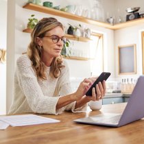 Beim Abschluss digitaler Versicherungsangebote geben Kundinnen und Kunden persönliche Daten weiter, wenn sie Vorteile wie günstigere Prämien erhalten.