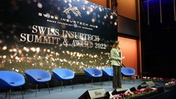 Jurypräsidentin Silvia Signoretti im Jahr 2022 während ihrer Laudatio am zweiten Swiss Insurtech Award.