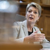 «Même si nous révisons la réglementation, même si nous tirons les leçons de la crise du Credit Suisse, il n'y a pas de garantie à 100%. Toutes les crises sont différentes»: la ministre des finances Karin Keller-Sutter.
