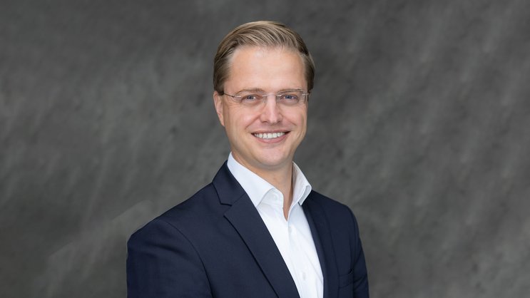 «Nos chiffres montrent qu’une comparaison systématique des primes et un changement de caisse-maladie peuvent délester le budget d’un ménage même après plusieurs années»: Niklas Elser, responsable Prévoyance individuelle et Prévoyance santé d'AXA.