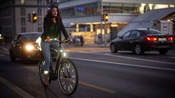 Les réflecteurs et un bon éclairage sur le vélo permettent d'éviter les accidents pendant la saison sombre.