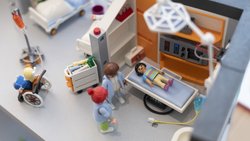 Playmobil-Spital: Für viele Schweizerinnen und Schweizer sind die steigenden Krankenkassenprämien eine grosse Sorge.