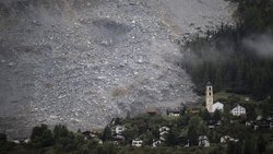 Après le glissement de terrain, le cône de débris s'étend presque jusqu'au village de Brienz.