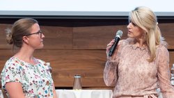 Andrea Schneider-Ryser, conseillère financière de l’année 2022 (à gauche) en discussion avec Anna K. Milojevic de Lawrence Fashion, qui récompensera la gagnante par une tenue sur-mesure.