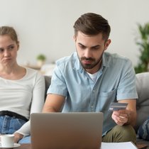 Unzufriedene Kunden vor Computer