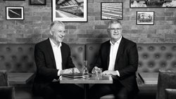 Urs Arbter, directeur, et Stefan Mäder, président et de l'Association Suisse d'Assurances (ASA), se sont rencontrés pour un entretien au Buffet de la gare d'Olten.