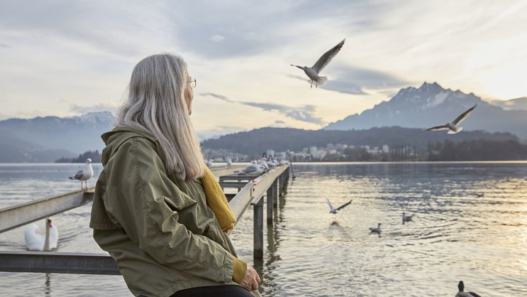 Ältere Frau am Vierwaldstättersee: Die Renten von Frauen sind in der Schweiz deutlich niedriger als diejenigen der Männer.