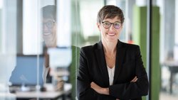 Andrea Klein sieht Vorteile bei digitalen Portalen, auf denen sich Versicherte einen Überblick über ihre Vorsorgesituation verschaffen und verschiedene Situationen simulieren können.