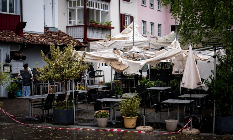 Un pavillon de restaurant détruit par la grêle dans le centre-ville de Bülach vendredi à Bülach.