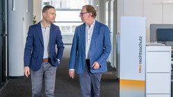 Thomas Geitlinger (rechts) übergibt nach über 40 Jahren bei Coop Rechtsschutz AG die Leitung Kunden- und Produktmanagemen an seinen Nachfolger Michael Kohler (links). 