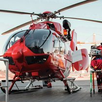 Transport d'un patient par la Rega sur le toit d'un hôpital.