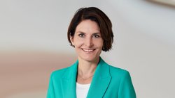 «Die Zahlen zeigen klar, dass die Krankenversicherer ihre Verantwortung wahrnehmen und die Verwaltungskosten trotz zunehmender Regulierung stetig optimieren und senken»: prio.swiss-Direktorin Saskia Schenker.