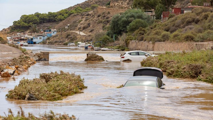Teilweise im Wasser versunkene Autos, nachdem sie vergangene Woche in der Benipla-Schlucht in Cartagena (Murcia) im Südosten Spaniens von starken Regenfällen mitgerissen worden waren.