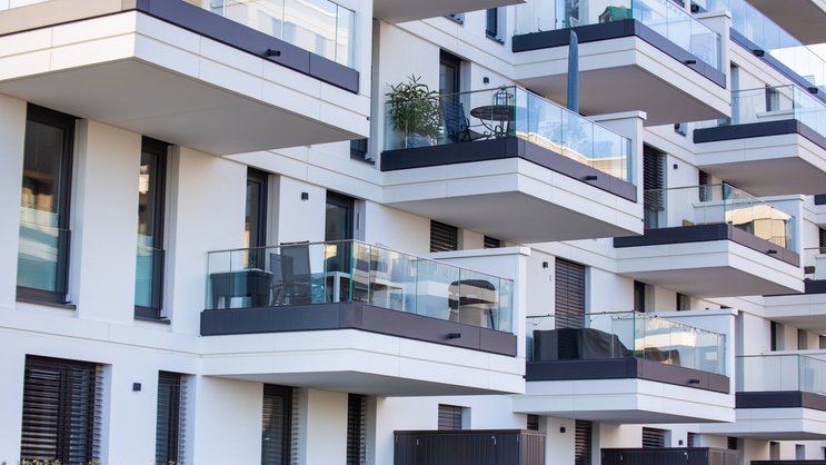 Façade d'un nouvel immeuble d'appartements haut de gamme.