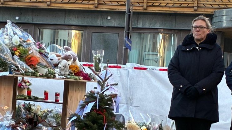La procureure générale du canton du Valais, Beatrice Pilloud, ici samedi à Crans-Montana lors d'une minute de silence en mémoire des victimes de l'incendie, a ouvert une enquête pénale contre les deux gérants du bar.