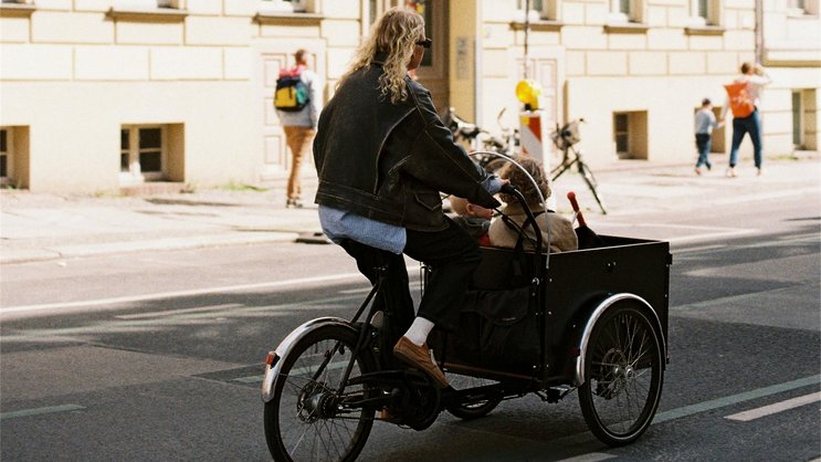 Nicht vorbildlich: Auf dem Cargo-Bike sollten Fahrer und Kinder einen gutsitzenden Velohelm tragen.