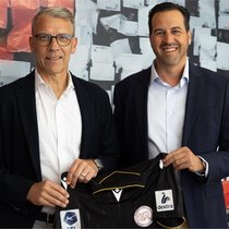 Beat Riniker, CEO der Dextra Rechtsschutz AG (r.) und SFV-Präsident Peter Knäbel.