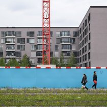Selon l'étude de l'EPFZ, la densification contribue certes à créer davantage de surface habitable dans les régions urbaines. Mais lorsque l'on démolit et que l'on reconstruit, et que des locataires doivent faire de la place, ce sont plus souvent que la moyenne des ménages à bas revenus qui sont concernés.