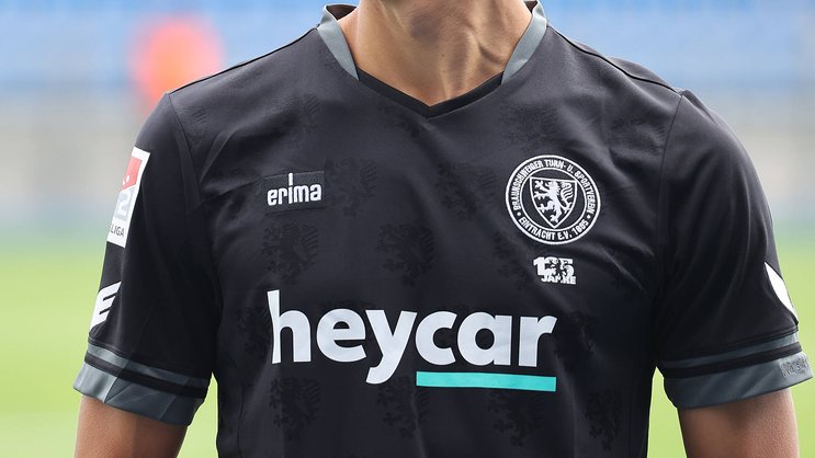 Heycar-Werbung auf dem Trikot von Eintracht Braunschweig: Die Allianz wird Versicherungs-Partner.