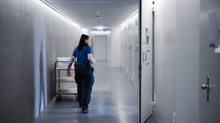 Ein Drittel aller inhaftierten Personen in der Schweiz, also rund 2300 Personen, waren 2023 nicht über die obligatorische Krankenversicherungspflege versichert.