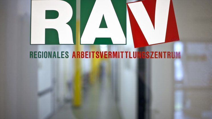 Anders als in den Kantonen Genf und Waadt gibt es im Wallis keine obligatorische Krankentagegeldversicherung für Arbeitslose.
