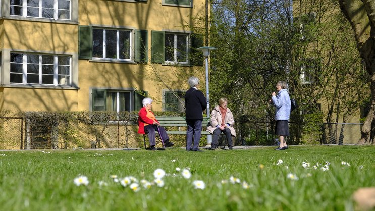Seniorinnen in der Schweiz: Die Pensionskassen machten im Februar Verluste.