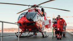 Transport d'un patient par la Rega sur le toit d'un hôpital.