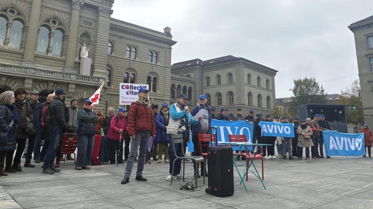Manifestation de l'AVIVO vendredi devant le Palais fédéral.