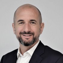 Würde gerne die Alpen mit Tourenskis überqueren: Roman Hardmeier, Generalagent der AXA Generalagentur Zürich-Oerlikon.