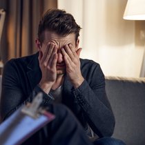 Psychologische Psychotherapeut:innen können seit dem 1. Juli 2022 zulasten der Grundversicherung auf ärztliche Anordnung hin selbständig und auf eigene Rechnung tätig sein.