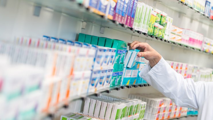 Der Konsumentenschutz fordert, dass Apotheken aktiv auf günstigere Generika hinweisen und die Preisunterschiede offen nennen müssen.