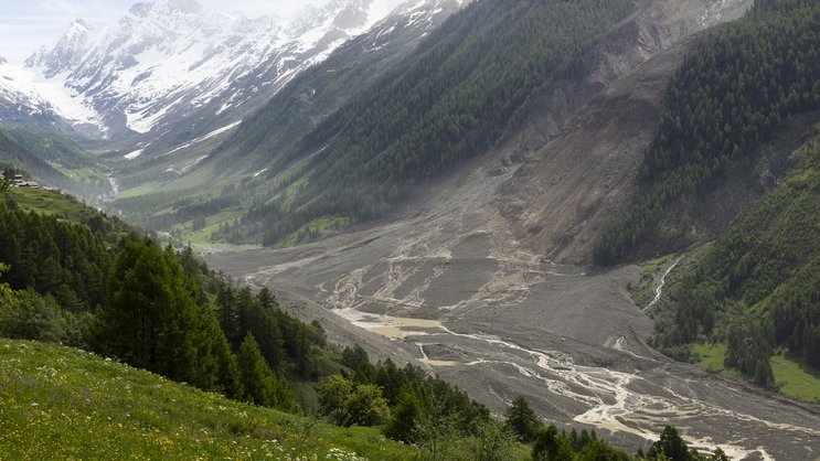Der Schuttkegel, der am vergangenen Mittwoch das Dorf Blatten VS unter sich begraben hat, hat sich stellenweise über 100 Meter hochgetürmt.